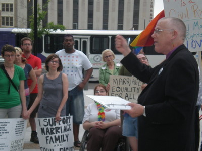 Rev. Dr. Robin H. Gorsline rallies the crowd outside the Federal Courthouse.